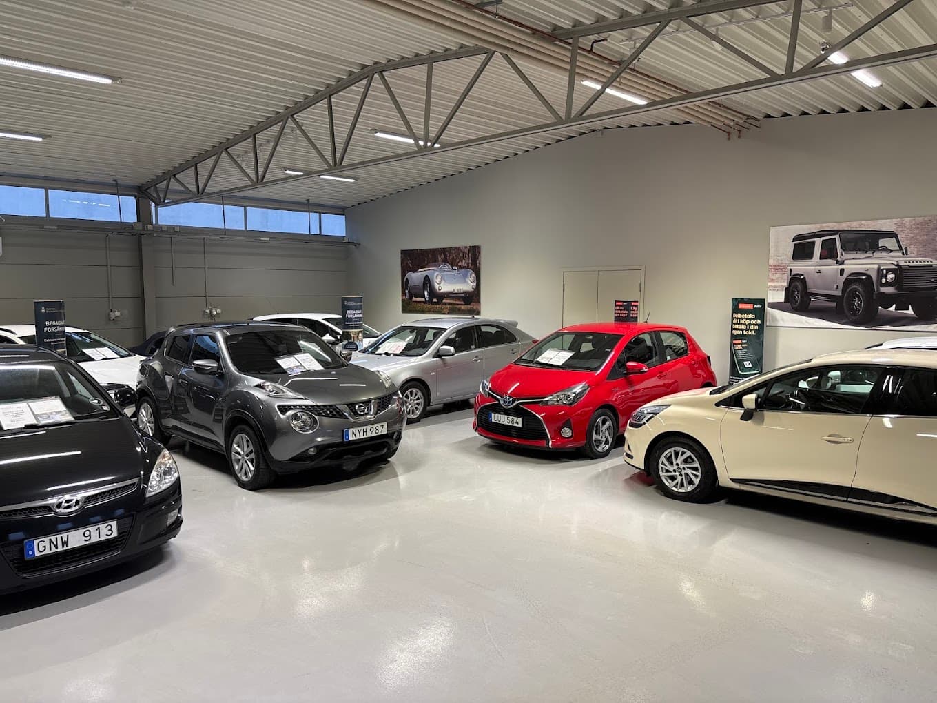 Bilar i vårt showroom hos Johnsson Bilcenter